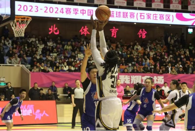 <b>WCBA�������׻غ�ս�� ʯ��ׯӢ��72��100 �����Ϻ��ַ�����</b>
